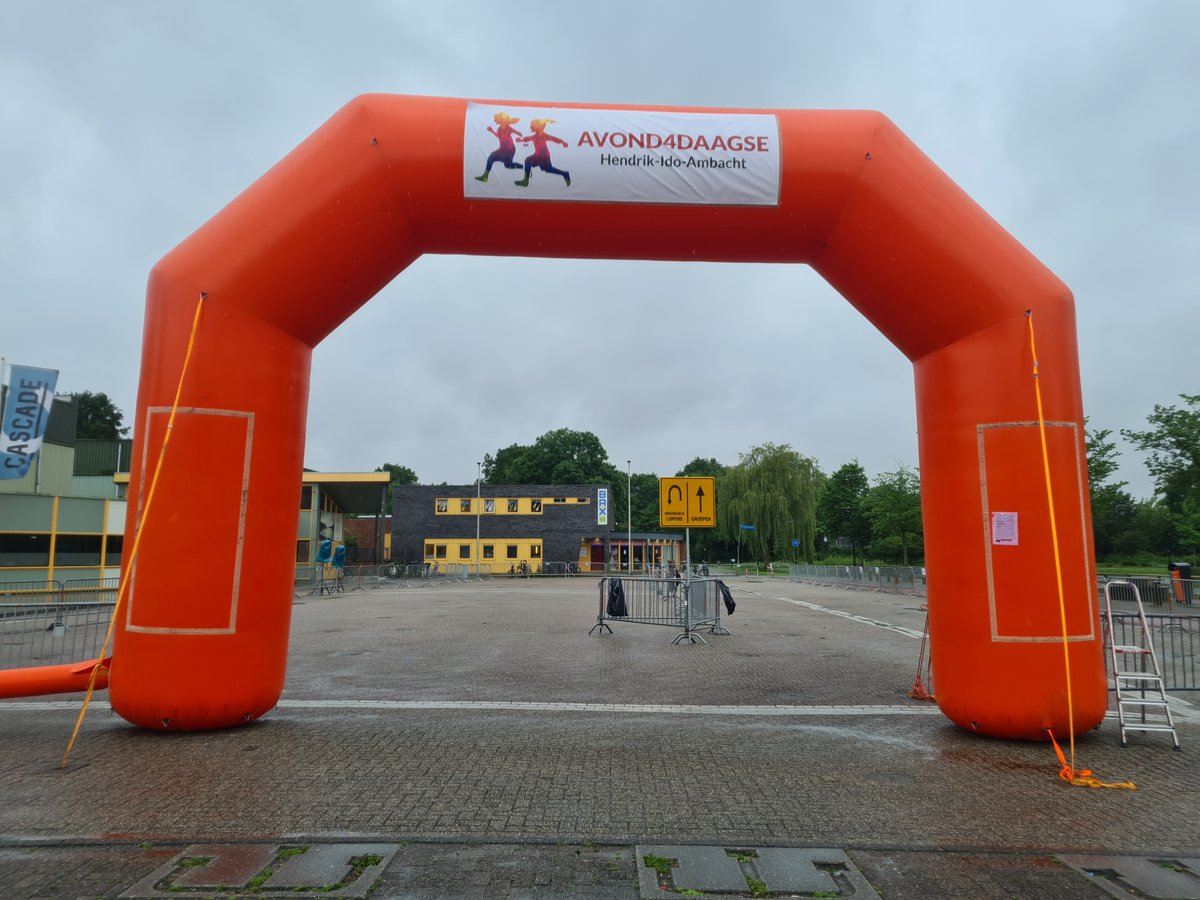 Yes, vandaag gaan we van start. Wij hebben er zin in, jullie ook? Vanaf 18.00 uur is het terrein open. Heb je je startbewijs nog niet opgehaald, dan kun je dat doen bij de inschrijftafel. Heb je je nog niet ingeschreven loop dan even langs bij de inschrijftafel. Tot straks