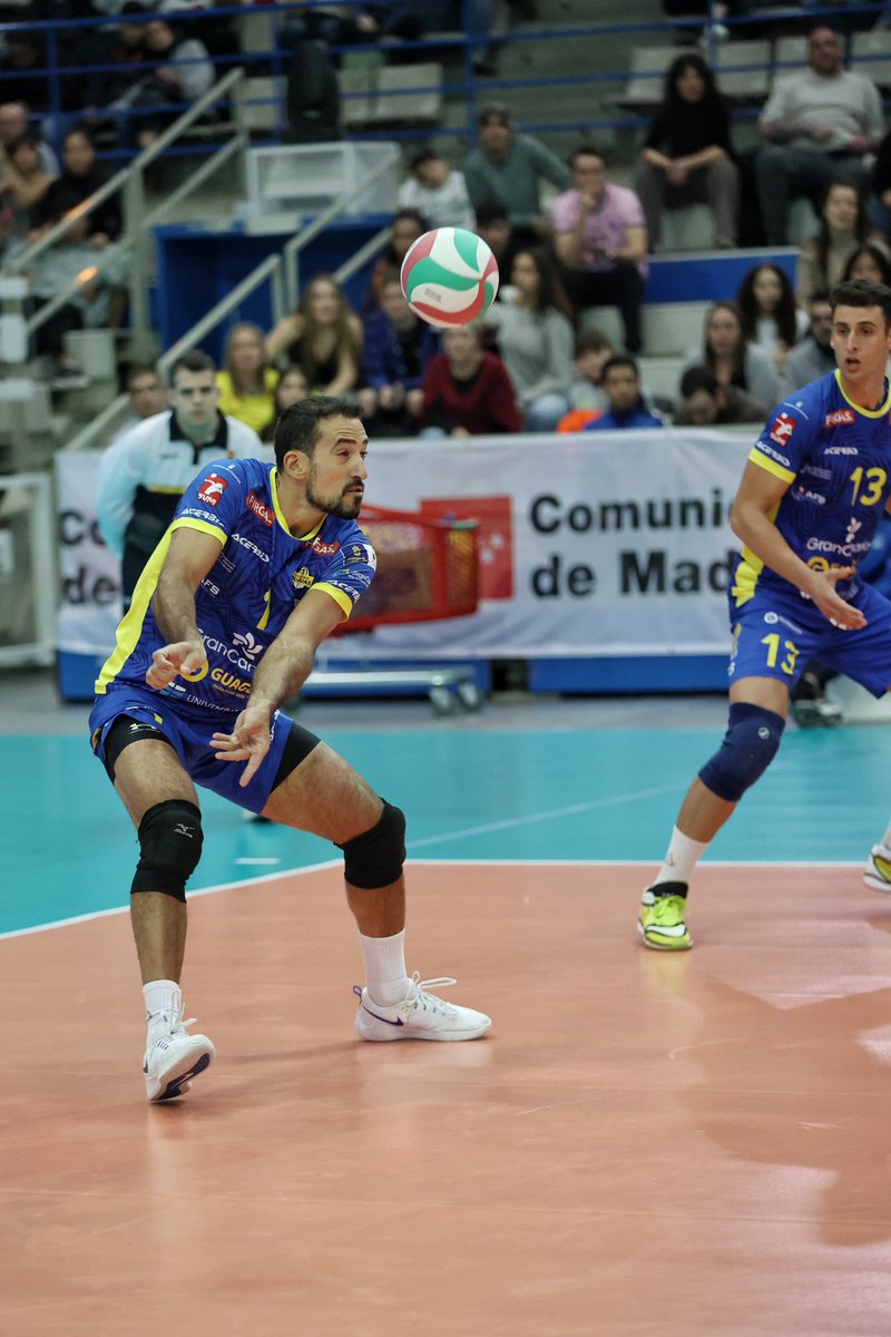 (2) Opinan los expertos. Desde el Guaguas hemos consultado con 53 ‘conocedores’ del vóley: Aficionados, jugadores de ayer y hoy, entrenadores comunicadores, patrocinadores…, etc. 
Veredicto unánime: El jugador más ‘guerrillero’ de la 24 - 25 es… <a href="/Nicobruno10/">Nicolas Bruno</a>.

No discutimos.