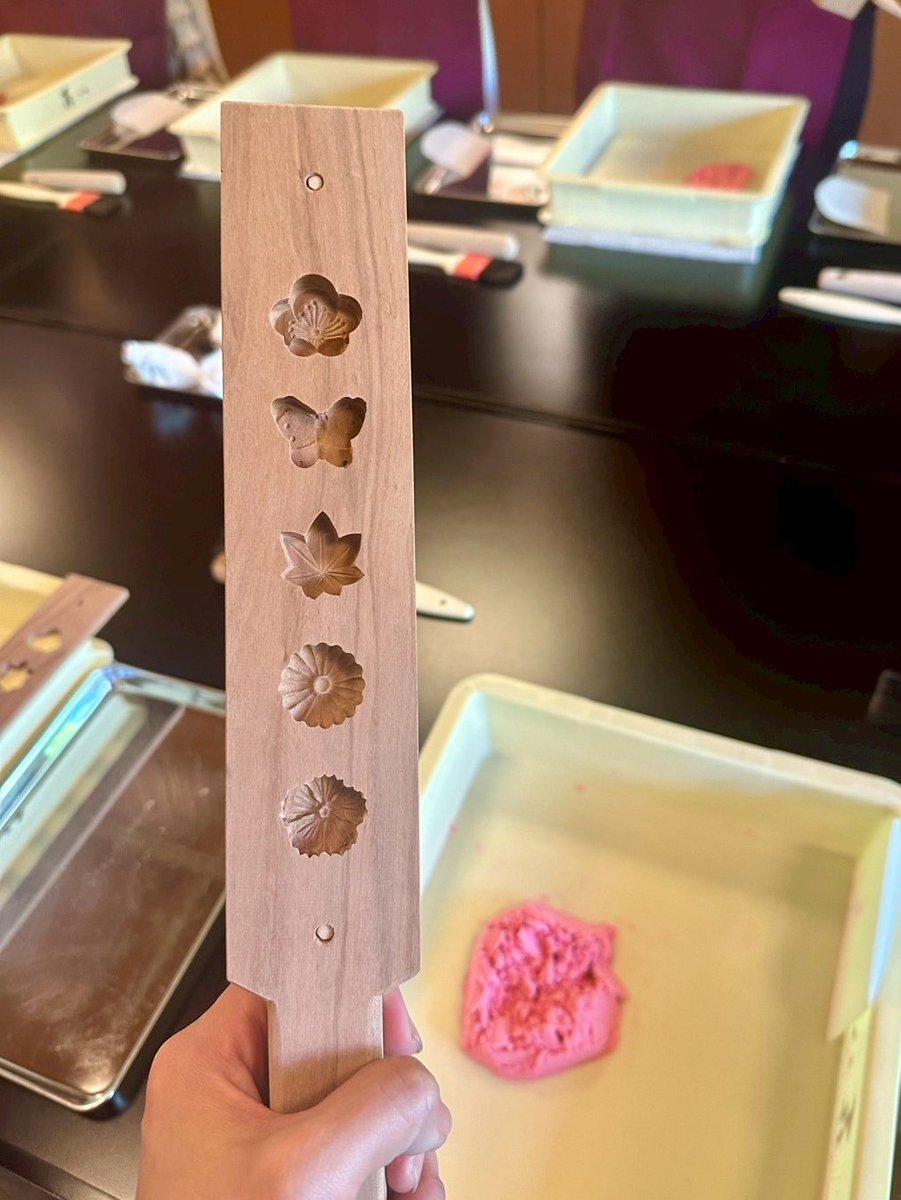 haru_min2020's tweet photo. 木型を使って落雁手作り体験もしました
美しい花の形や可愛らしい動物をモチーフにしたものなど見ているだけで心が和みました　体験のあとの抹茶もとっても美味しかった😊　ほっこり
#金沢和菓子　#森八 https://t.co/WGR8zVFCSN