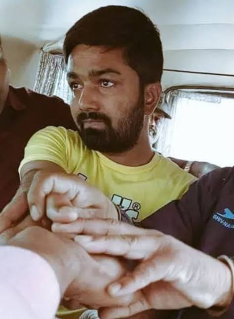 surya_samajwadi's tweet photo. पटना के PMCH में डॉक्टरों ने मनीष कश्यप को बंधक बनाकर दो घंटे तक पेला 😂 https://t.co/wrNSVJlKgf