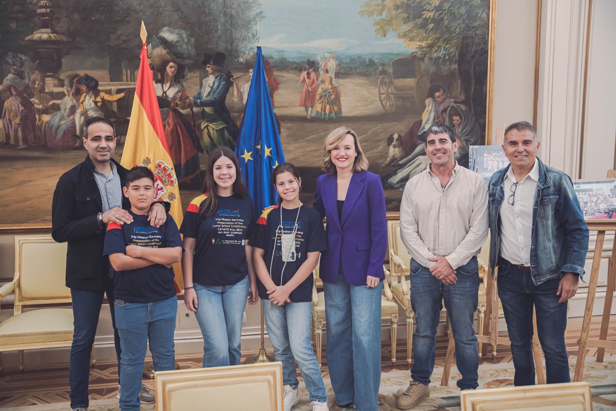 Ministerio de Educación, FP y Deportes (@educaciongob) on Twitter photo No han venido de una galaxia muy lejana, sino de Alcalá del Río (Sevilla). Aunque su talento es estratosférico 🚀
Álvaro, Carla y Claudia, del CEIP San Ignacio del Viar, han presentado a la ministra <a href="/Pilar_Alegria/">Pilar Alegría</a> la primera Constitución Escolar Lunar.
educacionfpydeportes.gob.es/prensa/fotonot… No han venido de una galaxia muy lejana, sino de Alcalá del Río (Sevilla). Aunque su talento es estratosférico 🚀
Álvaro, Carla y Claudia, del CEIP San Ignacio del Viar, han presentado a la ministra <a href="/Pilar_Alegria/">Pilar Alegría</a> la primera Constitución Escolar Lunar.
educacionfpydeportes.gob.es/prensa/fotonot…