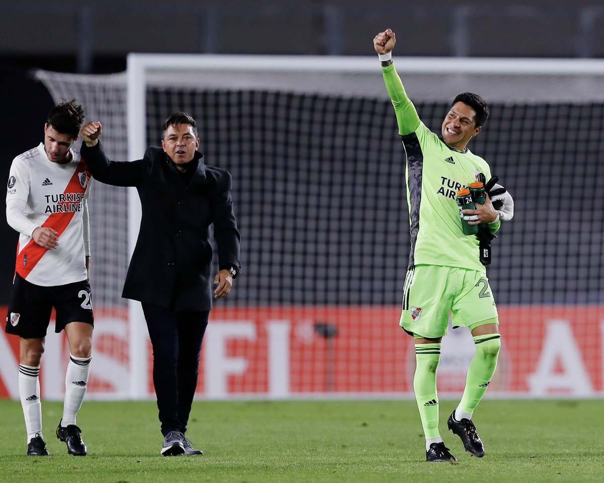 RiverRMG's tweet photo. "𝑨𝑻𝑨𝑱𝑶 𝒀𝑶" ♾️🧤

🔙🗓️ Un día como hoy, pero hace cuatro años en medio de un brote de Covid, Enzo Pérez se vestía de héroe convirtiéndose en arquero en un partido de Copa Libertadores ante Independiente Santa Fe dónde River ganó 2-1.

Una jornada histórica que quedará en el corazón de todos los hinchas. INM𝐄𝐍𝐙𝐎.