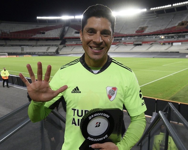 RiverRMG's tweet photo. "𝑨𝑻𝑨𝑱𝑶 𝒀𝑶" ♾️🧤

🔙🗓️ Un día como hoy, pero hace cuatro años en medio de un brote de Covid, Enzo Pérez se vestía de héroe convirtiéndose en arquero en un partido de Copa Libertadores ante Independiente Santa Fe dónde River ganó 2-1.

Una jornada histórica que quedará en el corazón de todos los hinchas. INM𝐄𝐍𝐙𝐎.