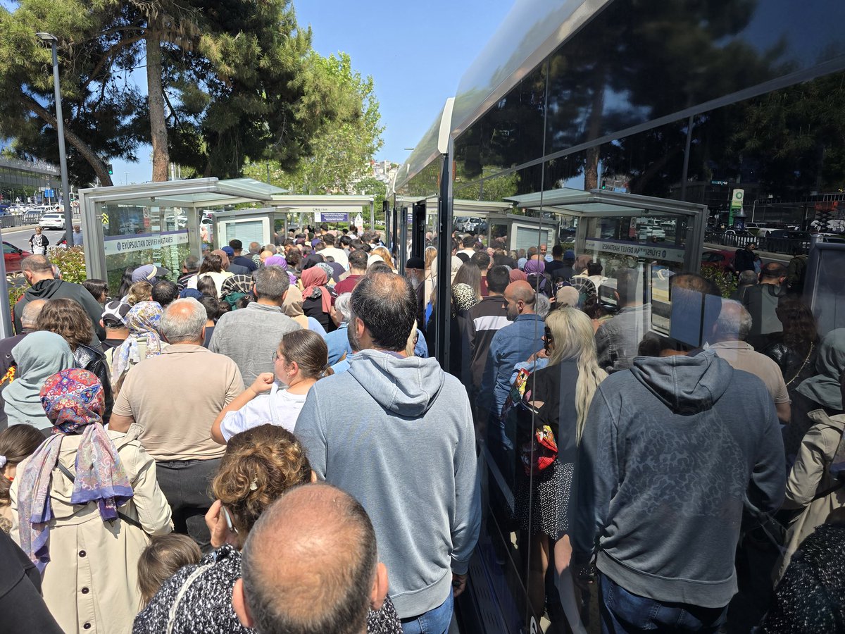İBB'ye ait T5 Tramvay Hattı arızalandı, İstanbullular yine yolda kaldı.

#TamYolİleri