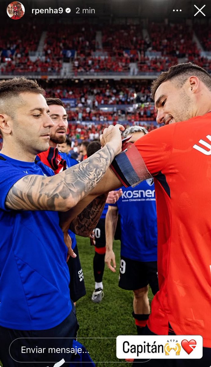 Rubén Peña Jiménez no ha podido entender mejor lo que es Osasuna.

Unos han dado ejemplo con el brazalete de capitán hasta su último día defendiendo la camiseta y el escudo de Osasuna. Y otros sin él. 

Honor. 👏