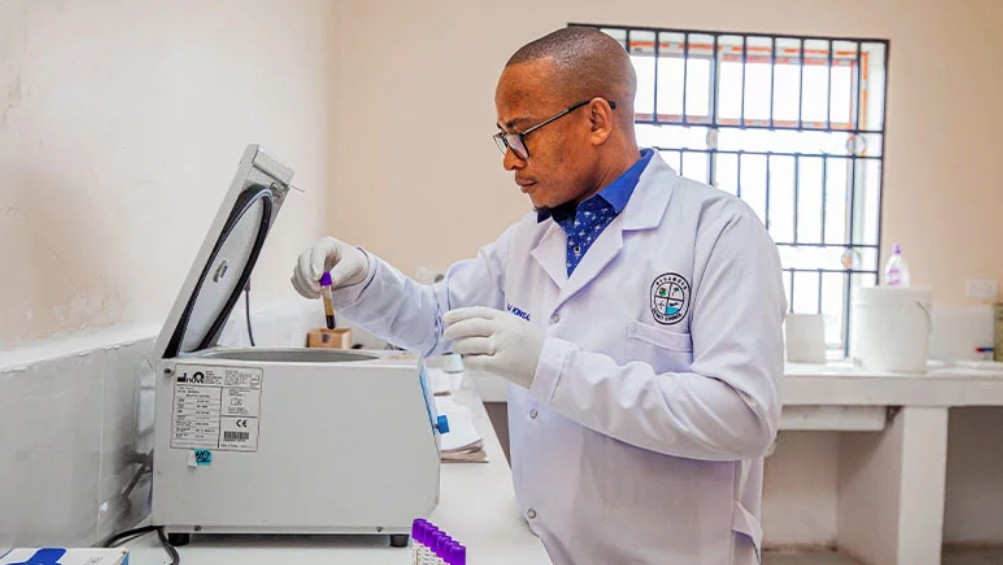 More electricity⚡is powering better education📚and health in rural #Tanzania. Students can study at night and get regular assessments, while health🩺centers now offer vaccines, lab tests, minor surgery, and overnight care. MORE: wrld.bg/KFX650VRHU8