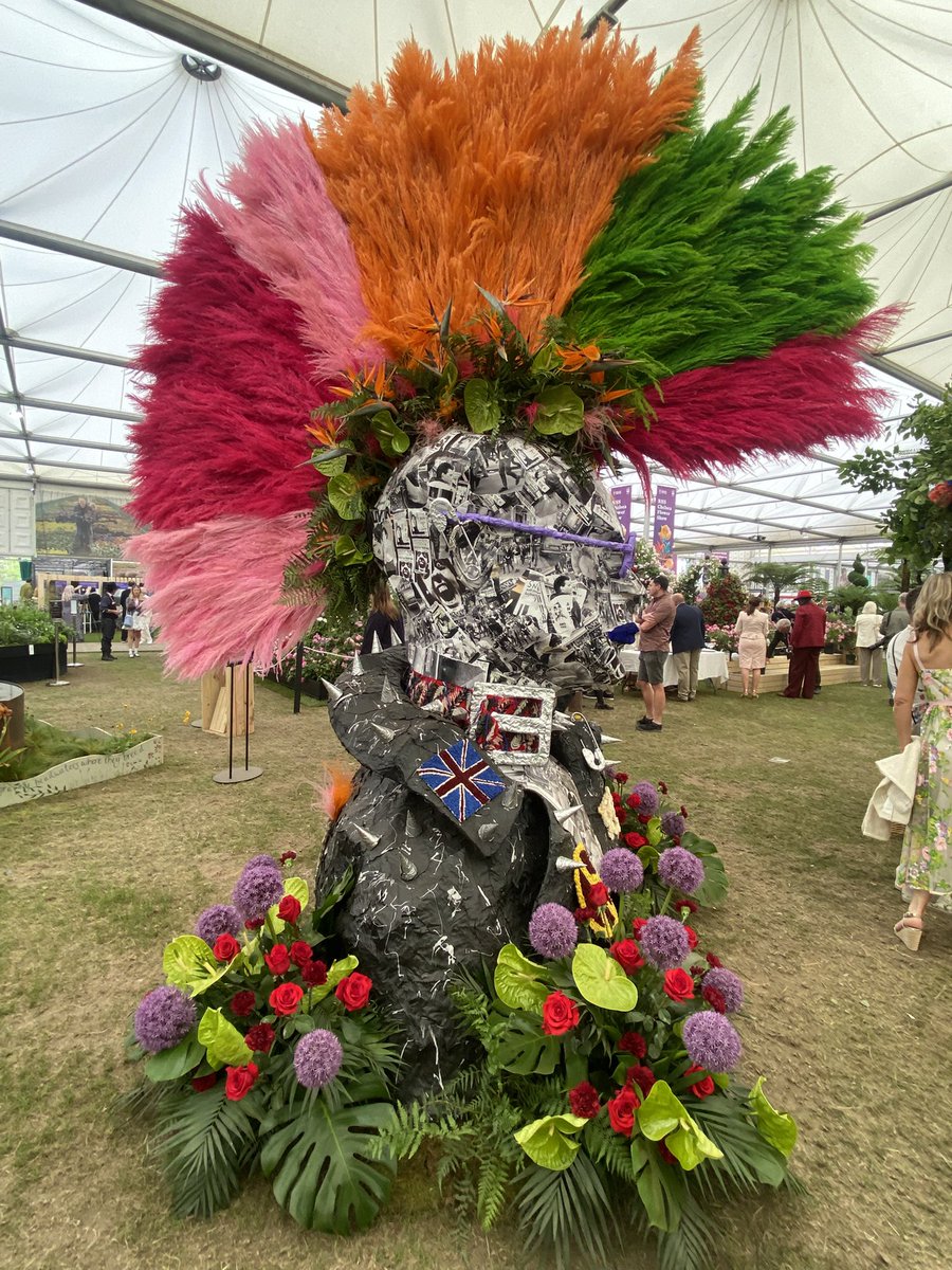 medwynsofangles's tweet image. A very different display of sweet peas from the Isle of White, different but beatiful. There’s also some quite strange exhibits, but all to its own!