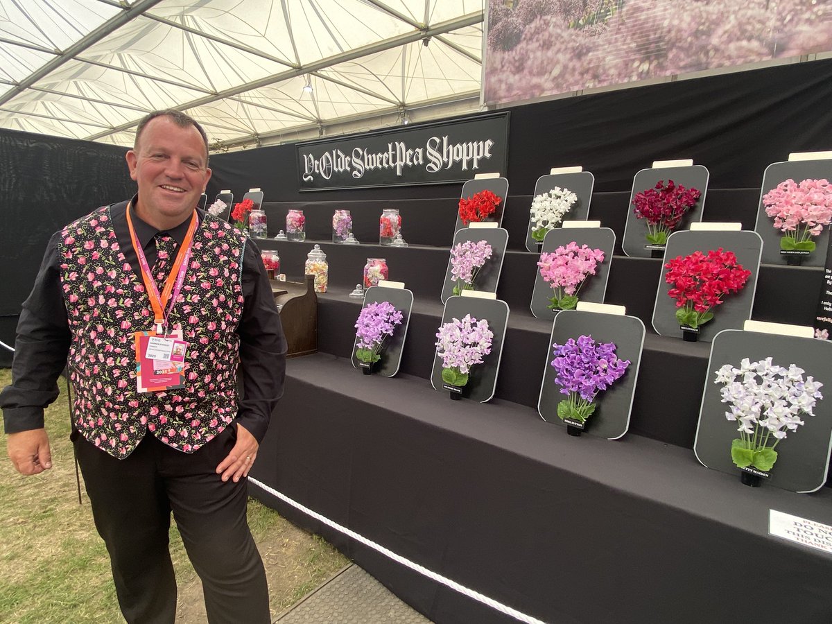 medwynsofangles's tweet image. A very different display of sweet peas from the Isle of White, different but beatiful. There’s also some quite strange exhibits, but all to its own!