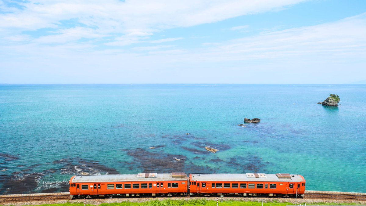 P276163581's tweet photo. 宝石の海

富山湾、人気の撮影地雨晴海岸を訪ねたが、GW中とあって道の駅周辺は入場できない車両で込み合っていた。それを嫌ってちょっと離れた場所。そこでオパールのような海を眺めながらで次ぎ来る列車を待った。 https://t.co/uGpxYihBG4