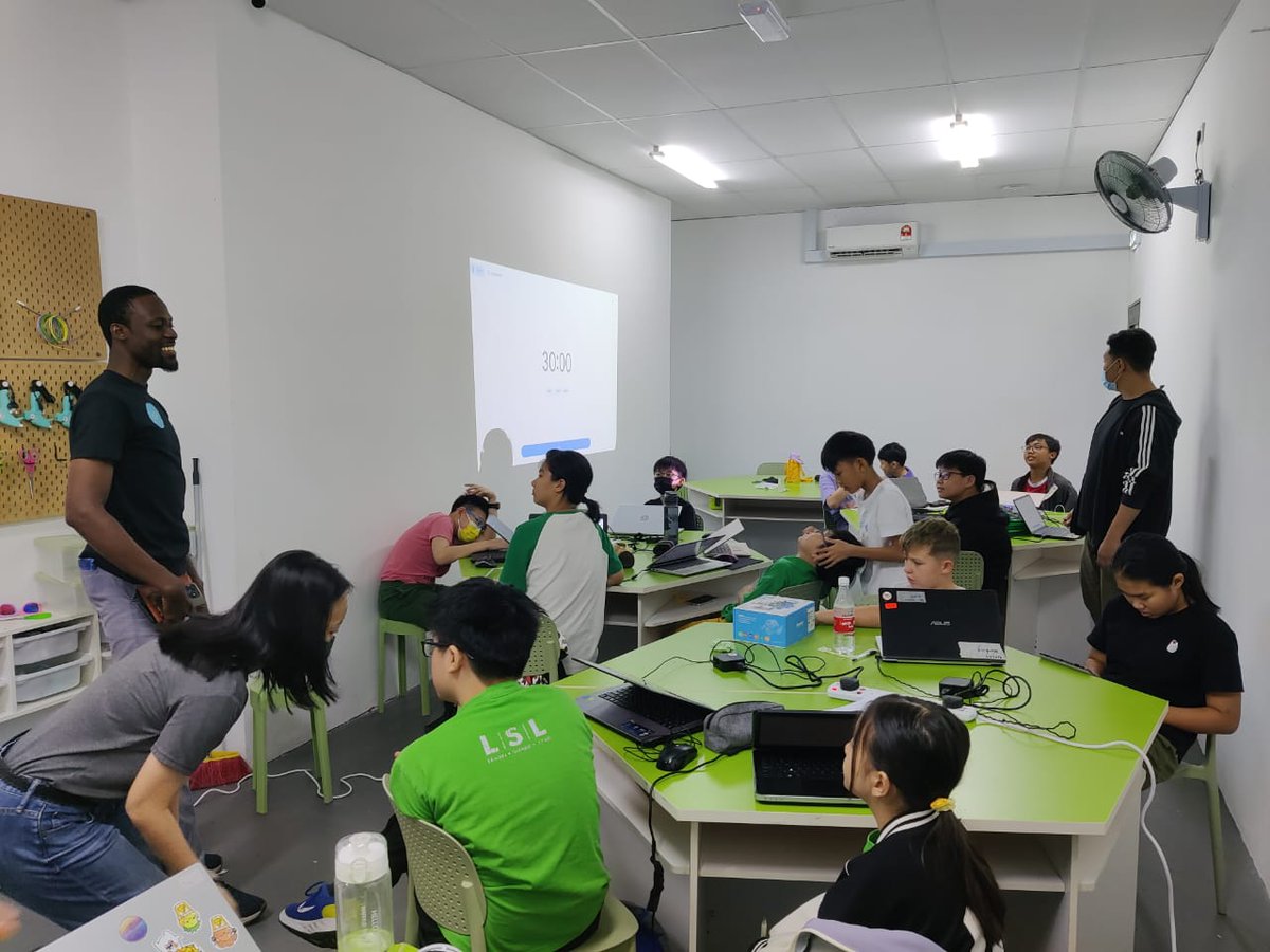 1billionafrica's tweet image. In 2017, through our collaboration with Move The World, we promoted intercultural learning for over 60 young learners in Ghana and the UK.

In 2020, with Dext Technologies, we trained 1,000 students in Hwidiem, Ahafo, using the innovative #ScienceSet kits.