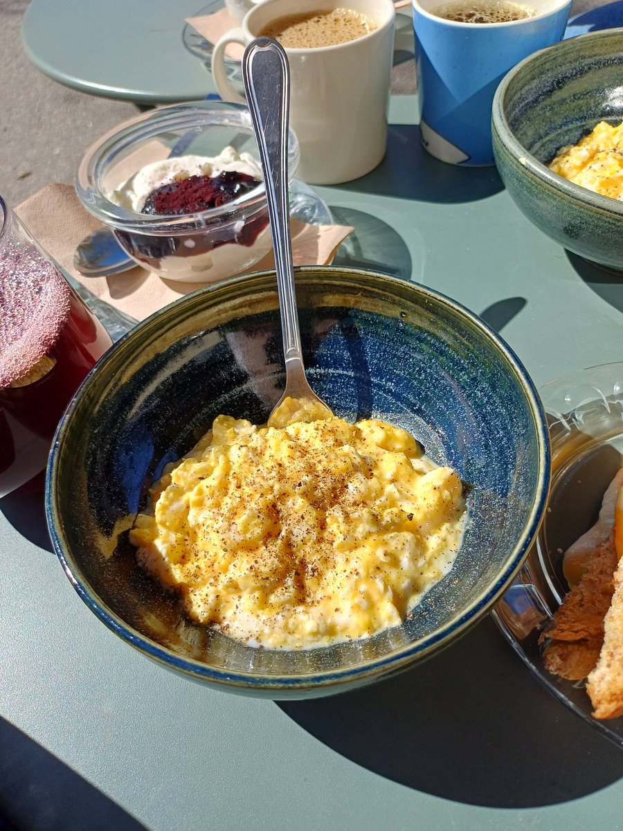 TiinaVisnen10's tweet image. Vapaapäivä alkoi Kirjalan kahvipaahtimon maukkaalla aamiaisella auringon helliessä💛💛