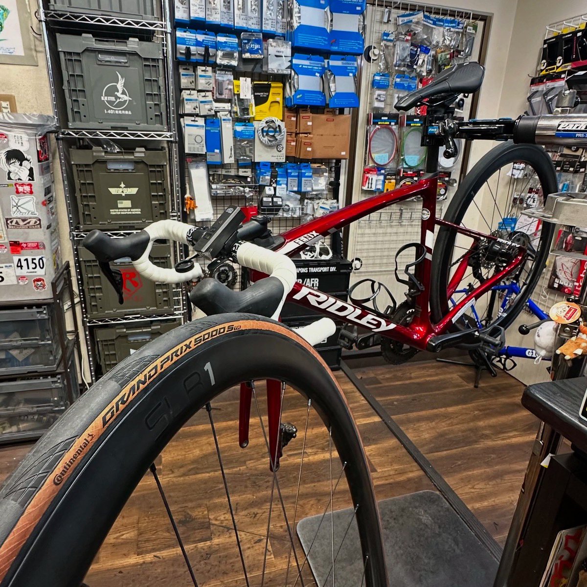 u2bikes's tweet image. 走りも見た目もイメチェンするなら
タイヤがとても効果的

Continental/GP5000 カラーサイドタン
黒より明るくなるけどいい塩梅で落ち着いた
色にてバイクのシブさがマシマシに
 #U2BIKES #continental #ridleybikes