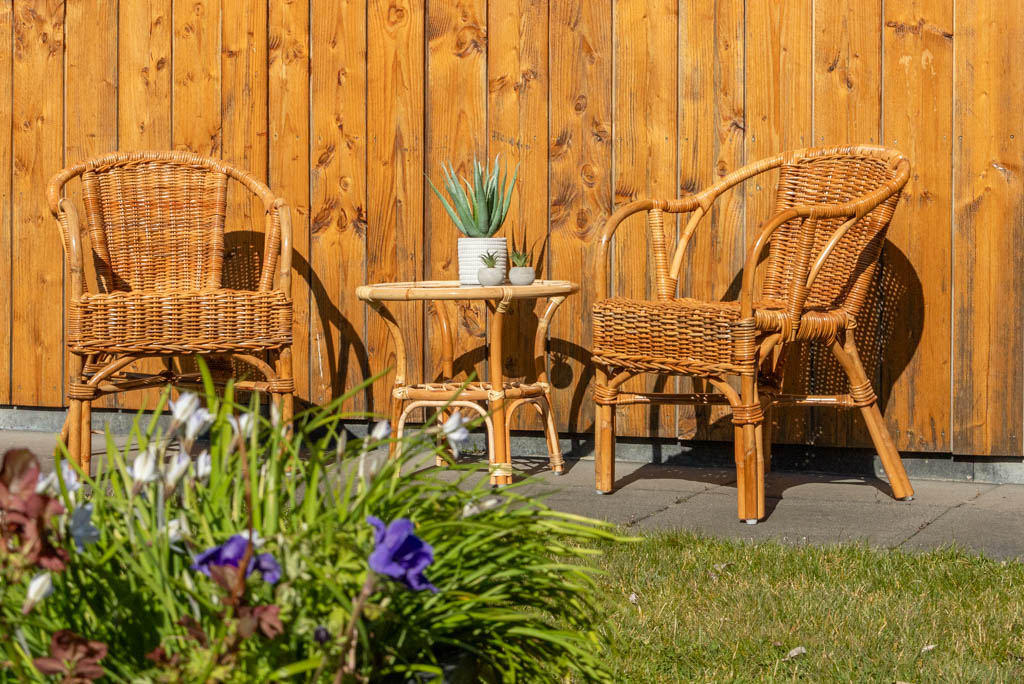 Gezellige rotan tuinstoelen. Hier de bekende terrasstoel Kurhaus afgebeeld. Super leuke setjes voor een sfeervolle tuin. rietenrotanwinkel.nl/product/rotan-…
