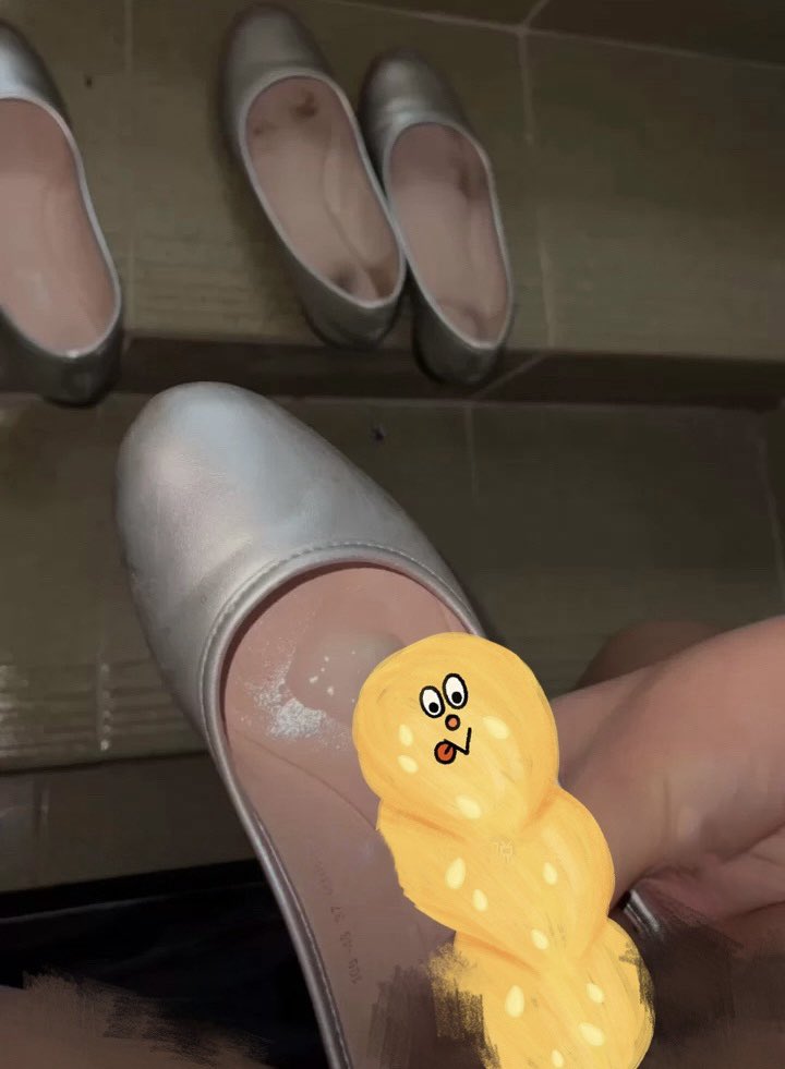 #扫楼 #打胶 #高跟鞋 #更衣室 #射鞋 #恋足 #鞋袜 #骚妇  #原味 #细跟 #投稿 高颜值空姐，刚脱下的班鞋，露脸绝美，猛吸狠狠打胶！需要进同好组织联系主页或者私聊发🐧，更多资源联系主页，（味道杠杠滴的空姐丝袜联系主页）！