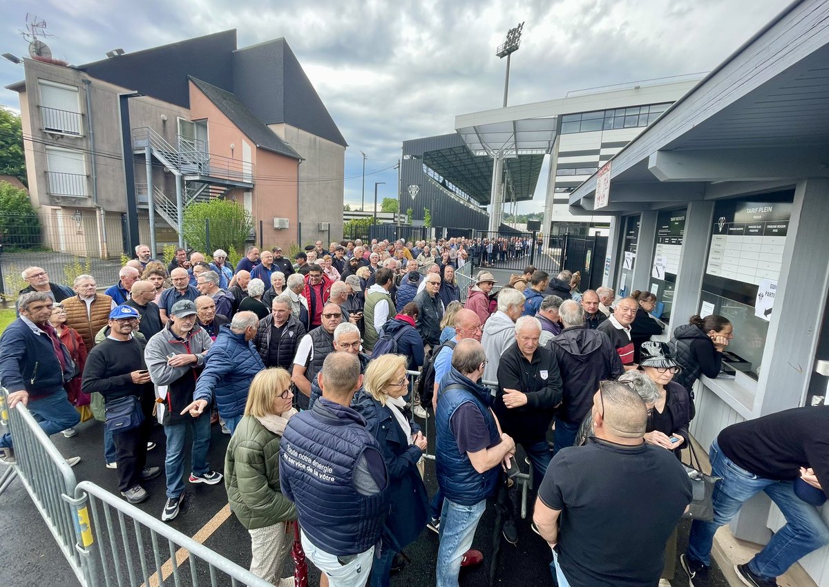 Les abonnés du CAB font la queue dès ce lundi matin pour être certains de ne pas rater la demi-finale. Le Stadium sera à coup sûr à guichets fermés le vendredi 30 mai, soit 15088 spectateurs pour un nouveau record de fréquentation !