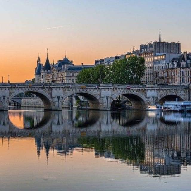 Le cœur de #Paris, la Seine, le Pont-Neuf, la Conciergerie... un tableau de maître ! (c)f.lammens
paris-visites-guidees.com