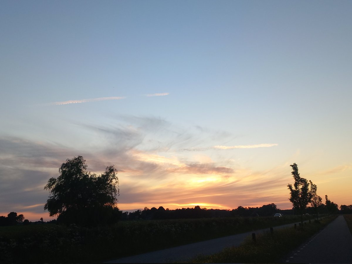 Goedemorgen iedereen een hele mooie zonnige maandag gewenst. Geniet van al het goede van deze dag. 
Gisteravond ging de zon weer mooi onder.