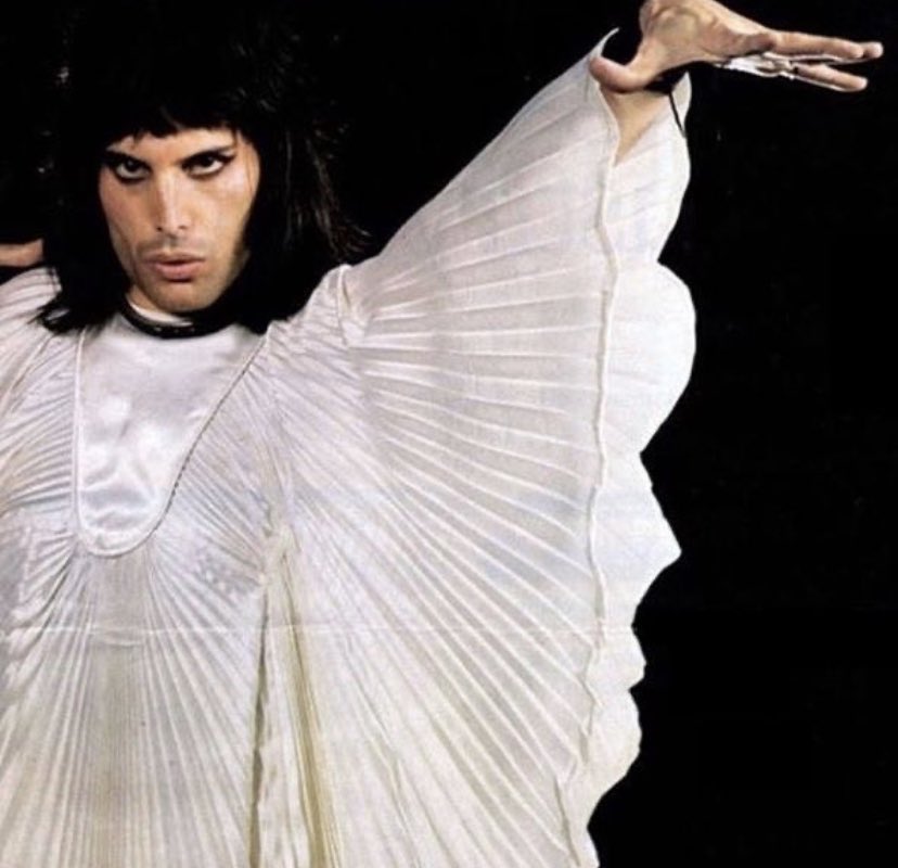 おめでたい紅白の画像をどうぞ。

 #FreddieMercury