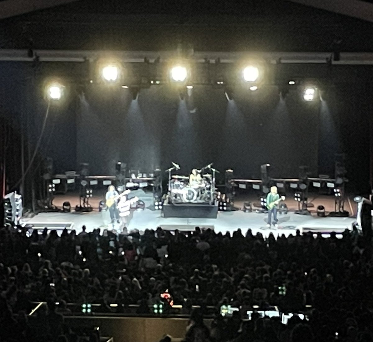 kenjinakai101's tweet image. 友人に誘われて@ONEOKROCK_japan のライブを観にグリークシアターに行って来ました。
演奏力、歌唱力、楽曲の素晴らしさ、そして、シンプルでありながら緩急自在の編曲も相まって、バンドと会場が一体となった楽しいひと時でした。
時代を反映するとも思えるこのバンドを注目して行きたいです。