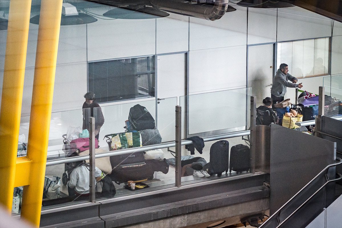 Comunicación Radio Televisión Madrid (@rtvmcomunica) on Twitter photo En <a href="/BuenosDiasOM/">Buenos Días Madrid</a> hablamos con Pablo Seco, Capellán en el Aeropuerto de Barajas y testigo desde hace 2 años de lo que allí ocurre con las más de 400 personas que duermen habitualmente en el aeropuerto.
⏰ 10.20h
➡️ <a href="/ElydValle/">Ely del Valle</a> <a href="/ondamadrid/">Onda Madrid</a> 101.3 FM 106 En <a href="/BuenosDiasOM/">Buenos Días Madrid</a> hablamos con Pablo Seco, Capellán en el Aeropuerto de Barajas y testigo desde hace 2 años de lo que allí ocurre con las más de 400 personas que duermen habitualmente en el aeropuerto.
⏰ 10.20h
➡️ <a href="/ElydValle/">Ely del Valle</a> <a href="/ondamadrid/">Onda Madrid</a> 101.3 FM 106