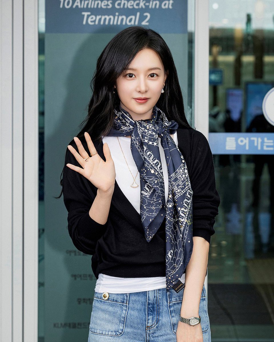 250518 출국 불가리 공식사진 #김지원 

공항에서 화보를 찍으심…✨

#KimJiWon 
#BvlgariPolychroma