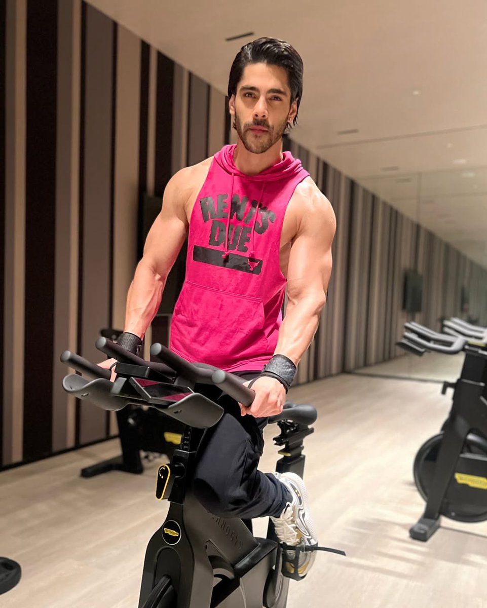 tellychakkar's tweet photo. Naagin 6’s hunk actor @simbanagpal is back to break the internet — one workout at a time.

#SimbaNagpal https://t.co/HJyg56kCje