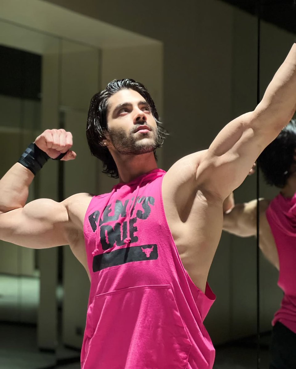 tellychakkar's tweet photo. Naagin 6’s hunk actor @simbanagpal is back to break the internet — one workout at a time.

#SimbaNagpal https://t.co/HJyg56kCje