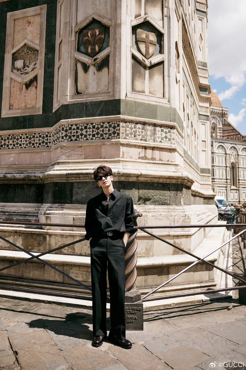 📸 250519 GUCCI Weibo Update #张凌赫 #ZHANGLINGHE

“walking through the streets of the city, tracing the origins of Gucci and Florence. 

actor and brand ambassador zhang linghe attended the Gucci2026 Early Spring Fashion Show, wearing a black outfit with a Gucci1955 bag

elegant