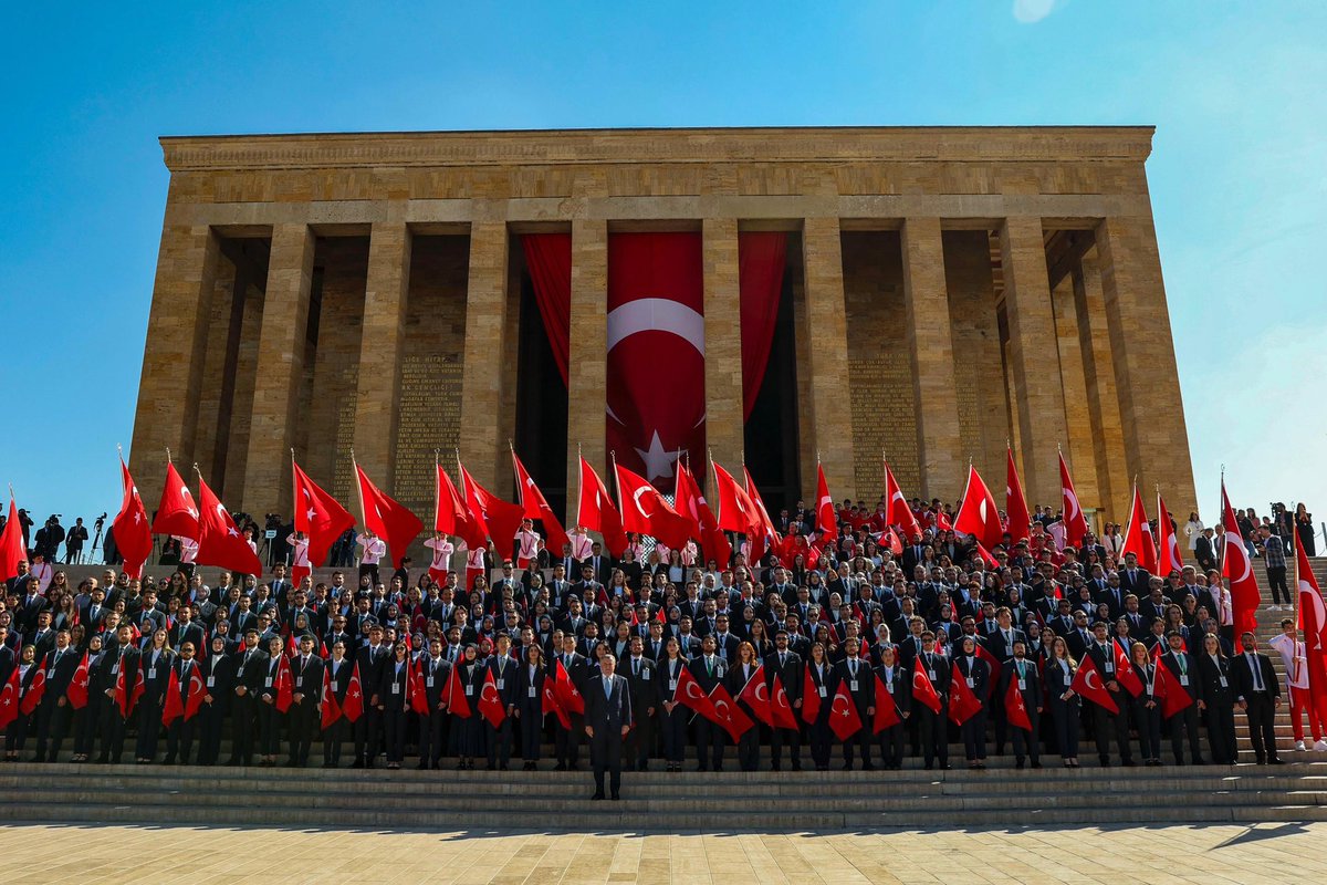 19 Mayıs Atatürk’ü Anma, Gençlik ve Spor Bayramı kapsamında 81 il ve 10 ülkeden temsilci gençlerimizle birlikte Anıtkabir’i ziyaret ettik.

Cumhuriyetimizin kurucusu Gazi Mustafa Kemal Atatürk başta olmak üzere; millî mücadelemizin tüm kahramanlarını saygı, rahmet ve minnetle