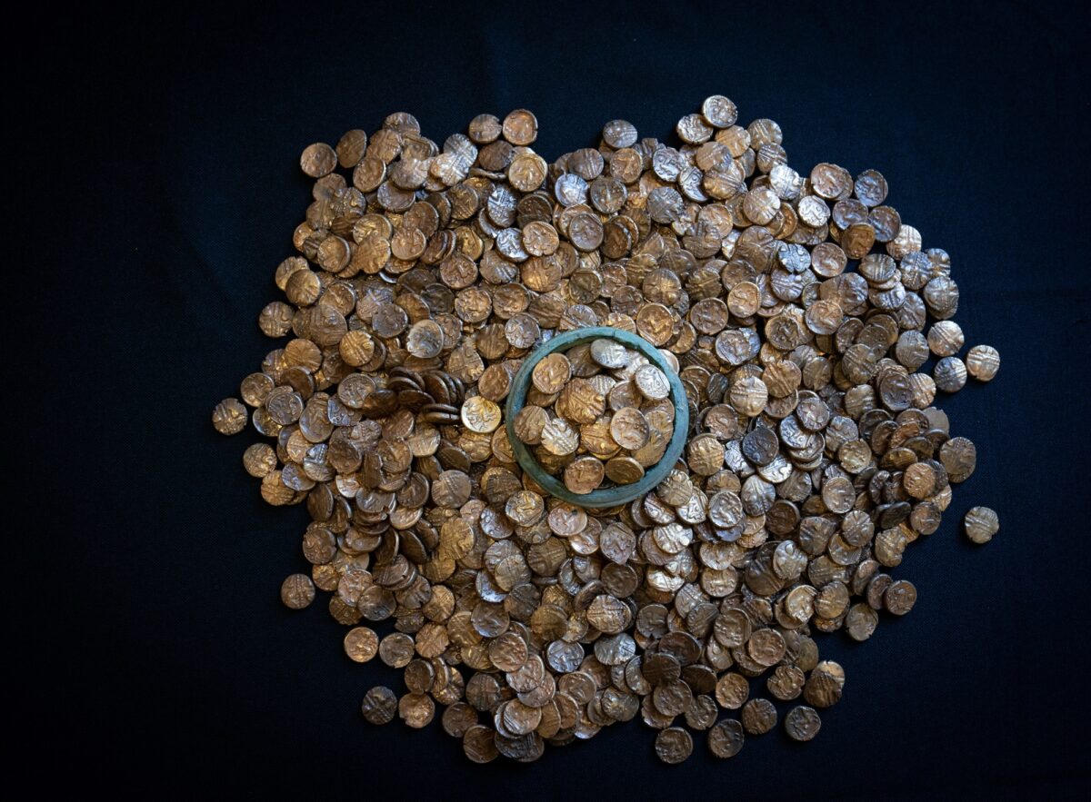 Great Baddow Hoard - Britain's Largest Iron Age Gold Coin Hoard: A Possible Tribute to Julius Caesar? 

arkeonews.net/britains-large…