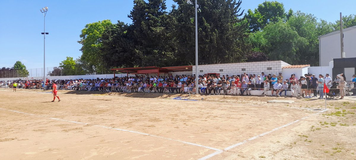 Imágenes de un día histórico para la <a href="/up_barbano/">Unión Polideportiva Barbaño</a>.
1. Plantilla actual junto a la que ascendió hace 22 años a Regional Preferente.
2. Plantilla y afición tras el ascenso.
3. La tribuna del Antonio Moto, llena.
4. La preferencia, a reventar.