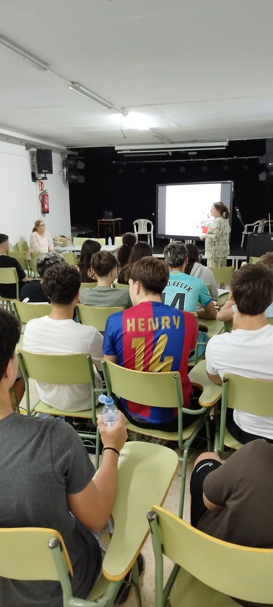 ManuelFuentesRe's tweet photo. En el @ieslaminilla la charla del proyecto "un regalo de vida" impulsada y coordinada por la Unidad de Coordinación Autonómica de Trasplantes de Canarias para promover la concienciación y la sensibilización sobre la donación y trasplantes de órganos y tejidos.
#ONT_esp https://t.co/tZCUtDZx2a
