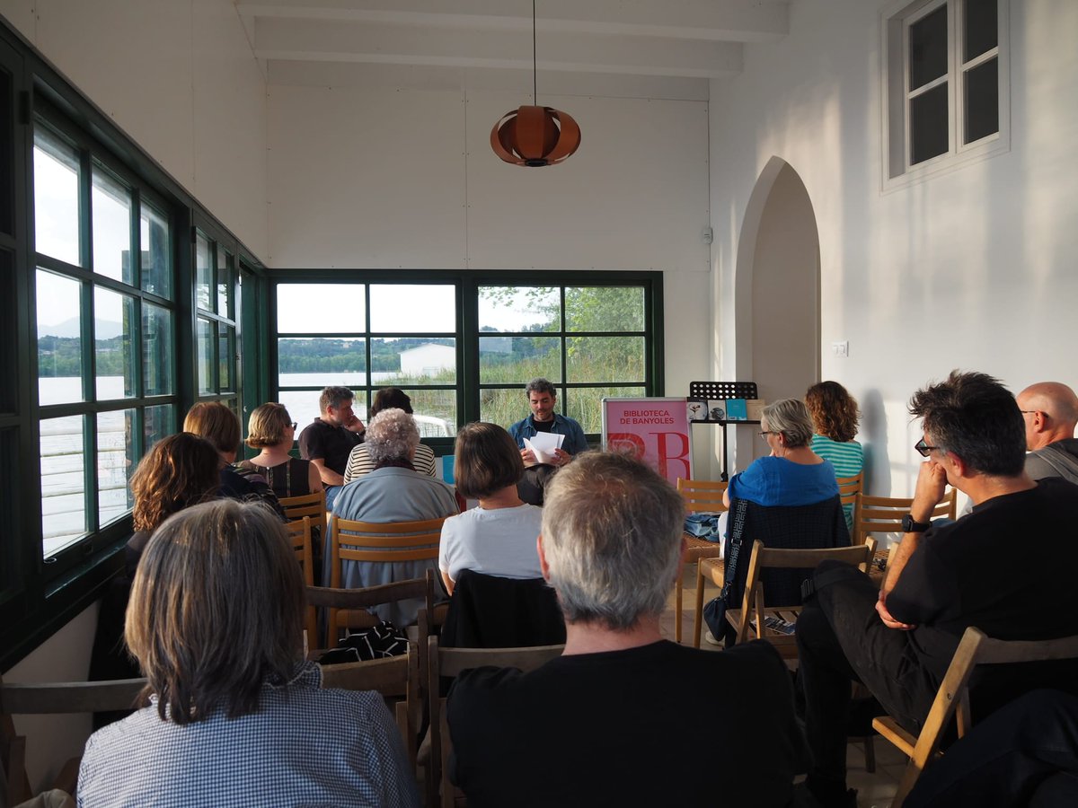 📖🦆 Dissabte passat, un ànec mandarí es va quedar una bona estona “becbadat” damunt la barana de la terrassa de la Pesquera Gimferrer tot escoltant l’Esteve Plantada declamar els seus versos. Imagineu-vos doncs com havíem d’estar els feliços assistens humans.