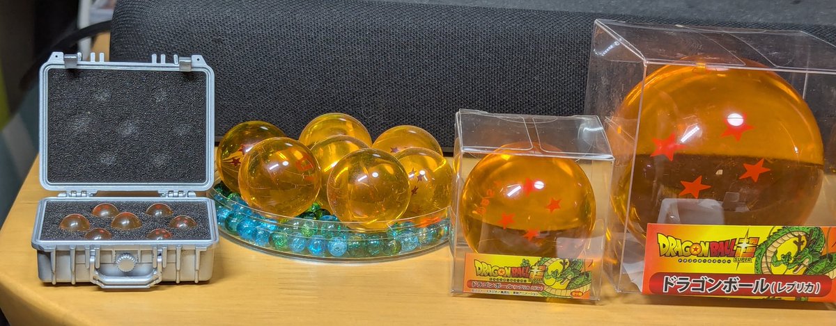 版権ありドラゴンボール(球)サイズ比較。 右からレプリカ レプリカ