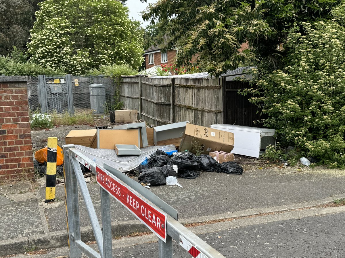 The daily build up of rubbish in Priory Close, Hayes continues! Cam this be cleared <a href="/Hillingdon/">Hillingdon Council</a> 

Thank you