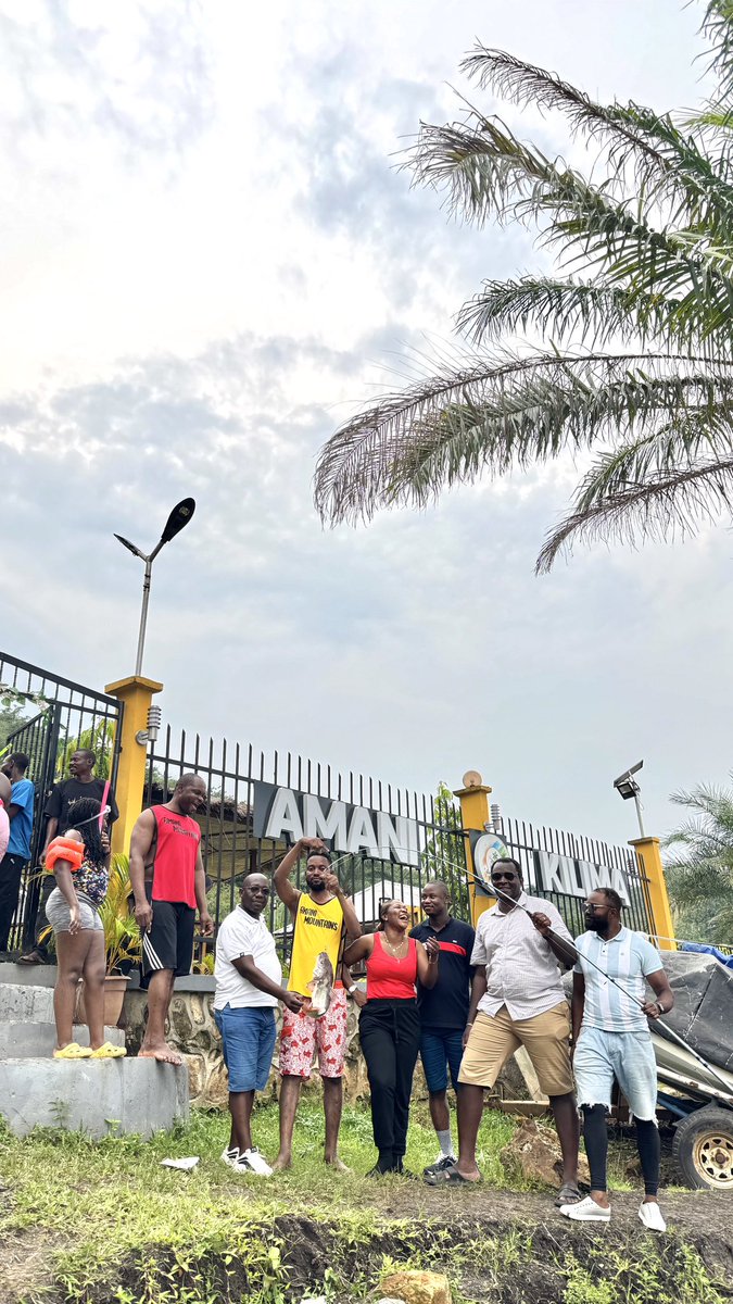 Une belle journée de partage et de découverte avec nos visiteurs à Amani Kilima. Après une partie de pêche mémorable, voici notre butin : un superbe poisson du majestueux fleuve Congo 🌊🐟.
Ici, chaque instant devient un souvenir. Merci à tous ceux qui rendent ce lieu vivant et