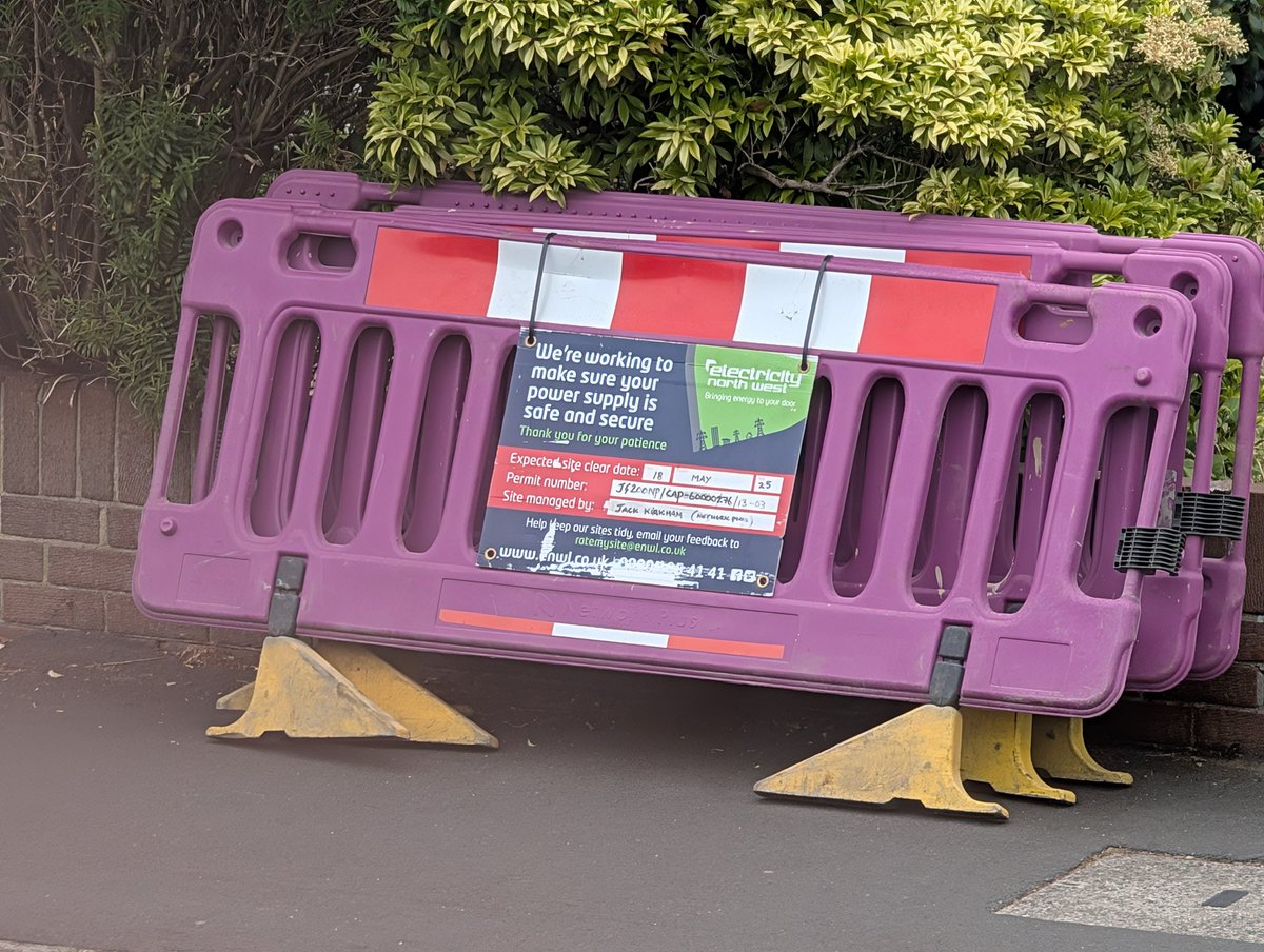 mozzy_jp's tweet photo. @ElectricityNW any idea what these works are that have just gone on this morning? 
No warning, sign out of date, parking on road gone, 3 way very slow lights.
SK7 6JH https://t.co/ouTdnGoA2r