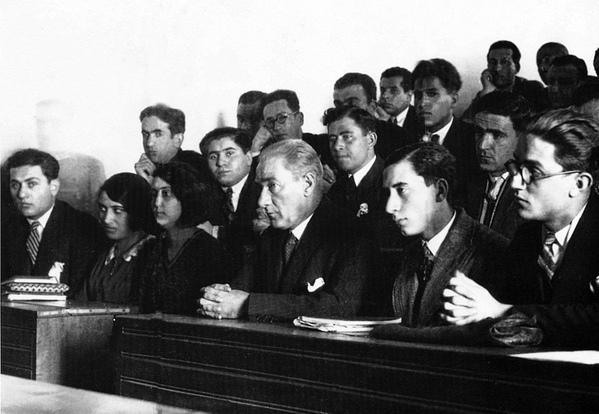 Büyüklüğün, kazandırdıkların ve  ardından gençliğe bıraktığın mirasa sahip çıkmak Türk Milleti’nin her genç ferdinin boynunun borcudur. 19 Mayıs kutlu olsun 🇹🇷