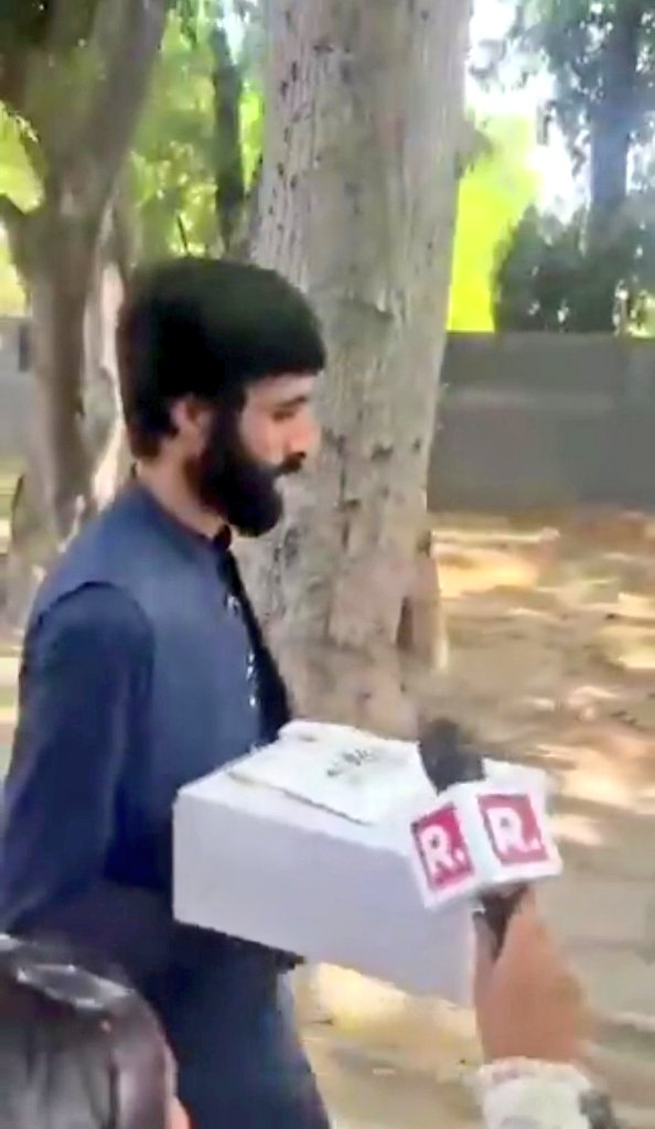 JaikyYadav16's tweet image. बड़ा खुलासा 🚨

आपने एक वीडियो में देखा होगा कि 

पहलगाम हमले के बाद दिल्ली स्तिथि पाकिस्तान हाइकमीशन में केक ले जाते हुए एक व्यक्ति को मीडिया ने घेर नहीं लिया था,

अब वही व्यक्ति ज्योति मल्होत्रा के एक वीडियो में उससे मुलाक़ात करते हुए दिखाई दे रहा है।

ज्योति मल्होत्रा के पास…