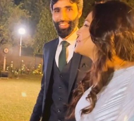 JaikyYadav16's tweet image. बड़ा खुलासा 🚨

आपने एक वीडियो में देखा होगा कि 

पहलगाम हमले के बाद दिल्ली स्तिथि पाकिस्तान हाइकमीशन में केक ले जाते हुए एक व्यक्ति को मीडिया ने घेर नहीं लिया था,

अब वही व्यक्ति ज्योति मल्होत्रा के एक वीडियो में उससे मुलाक़ात करते हुए दिखाई दे रहा है।

ज्योति मल्होत्रा के पास…