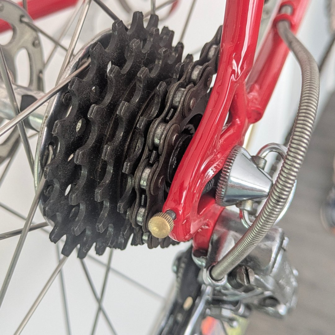 janjanssen's tweet photo. Vandaag feliciteren we onze held Jan Janssen met zijn 85e verjaardag. Speciaal voor deze gelegenheid is zijn oude Tour fiets uit 1968 volledig gerestaureerd en vanmiddag nog een keer de docu 'Alles is Koers' op NPO1 om 15:35u https://t.co/sa1m9iadM2