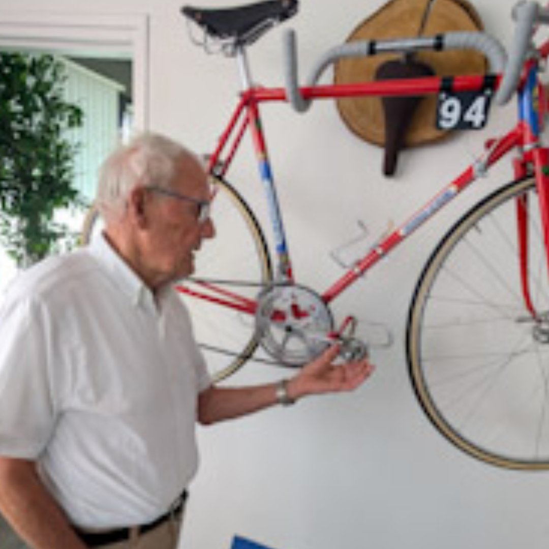janjanssen's tweet photo. Vandaag feliciteren we onze held Jan Janssen met zijn 85e verjaardag. Speciaal voor deze gelegenheid is zijn oude Tour fiets uit 1968 volledig gerestaureerd en vanmiddag nog een keer de docu 'Alles is Koers' op NPO1 om 15:35u https://t.co/sa1m9iadM2