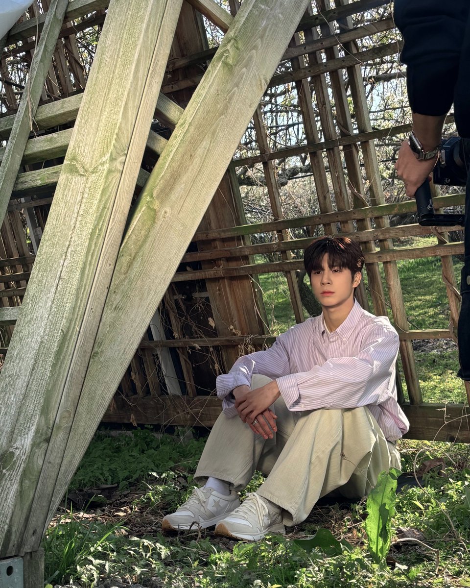 showpl_JDW's tweet photo. 정동원(JEONGDONGWON) 꽃등 Live Clip🌸
한번도 안 본 사람은 있어도 한 번만 본 사람은 없다고 하던데..🤭

매 순간이 동화 같았던 그날의 동원이 비하인드 사진 모셔왔습니다.😉

이번 주 수원 콘서트에 라이브 들으러 꼬옥 오기!💚

🎥라이브 클립 다시 보기
➡️https://t.co/QUUMLVLR5A

#정동원 #JEONGDONGWON
#키다리의선물 #꽃등