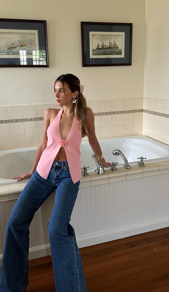 BusbeeErin's tweet photo. Serving looks with a side of chaos.#OOTDStyle #MyLookToday #CasualChic #OutfitShare #OutfitFlow #WearItWell #OutfitRepeater #StyledMyWay #RelaxedStyle #FitCheck https://t.co/nMpYmVIpgb