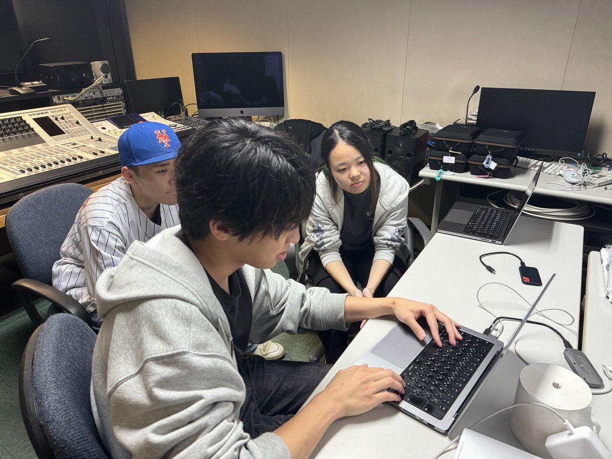 TVA_News's tweet photo. 今回はテレビ放送専攻の編集の授業にお邪魔しました！

授業ではPremiere Proという動画編集ソフトの勉強をしていました🌟

現在も現場で活躍する講師の先生からの授業は学生からも驚きの声がたくさん！

クオリティの上げ方から作業効率まで盗めるところをたくさん盗んで成長してください💪
 
#２１世紀アカデメイア
#東京ビジュアルアーツアカデミー
#テレビ
#映画
#動画
#バラエティ番組
#映像 
#エンタメ
#クリエイティブ
#専門学校