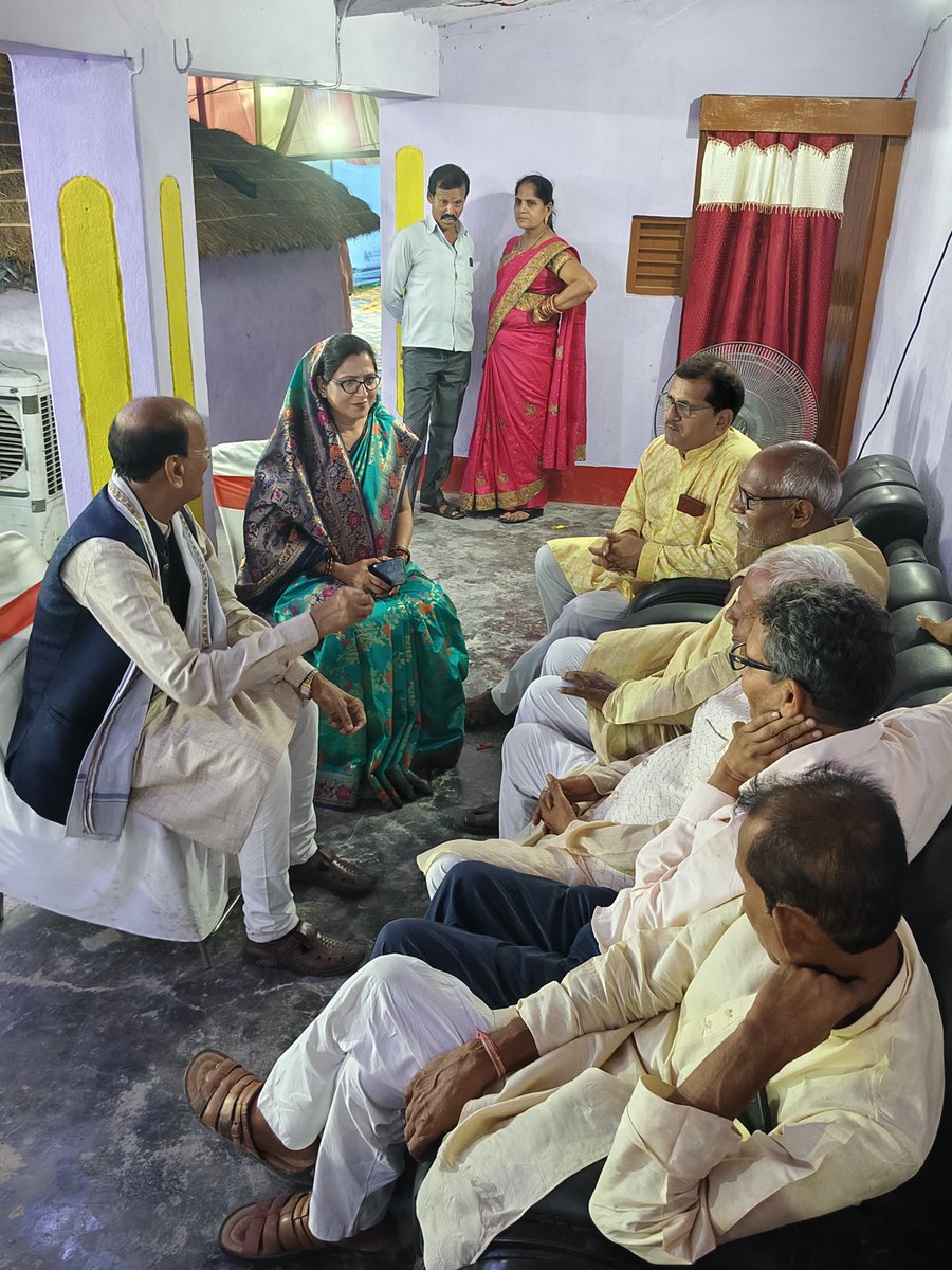 gitakumarirjd's tweet photo. बीते दिनों साहेबगंज विधानसभा अंतर्गत जगदीशपुर पंचायत के ग्राम मधुरापुर में श्री जगत ठाकुर जी की सुपुत्री के शुभ विवाह में शामिल हुई।
#gitakumarirjd #gitasingh #sahebganjvidhansabha #RJD #TejashwiYadav #nextcmofbihar
@RJDforIndia @yadavtejashwi @laluprasadrjd @manojkjhadu https://t.co/KtouM60Ihf