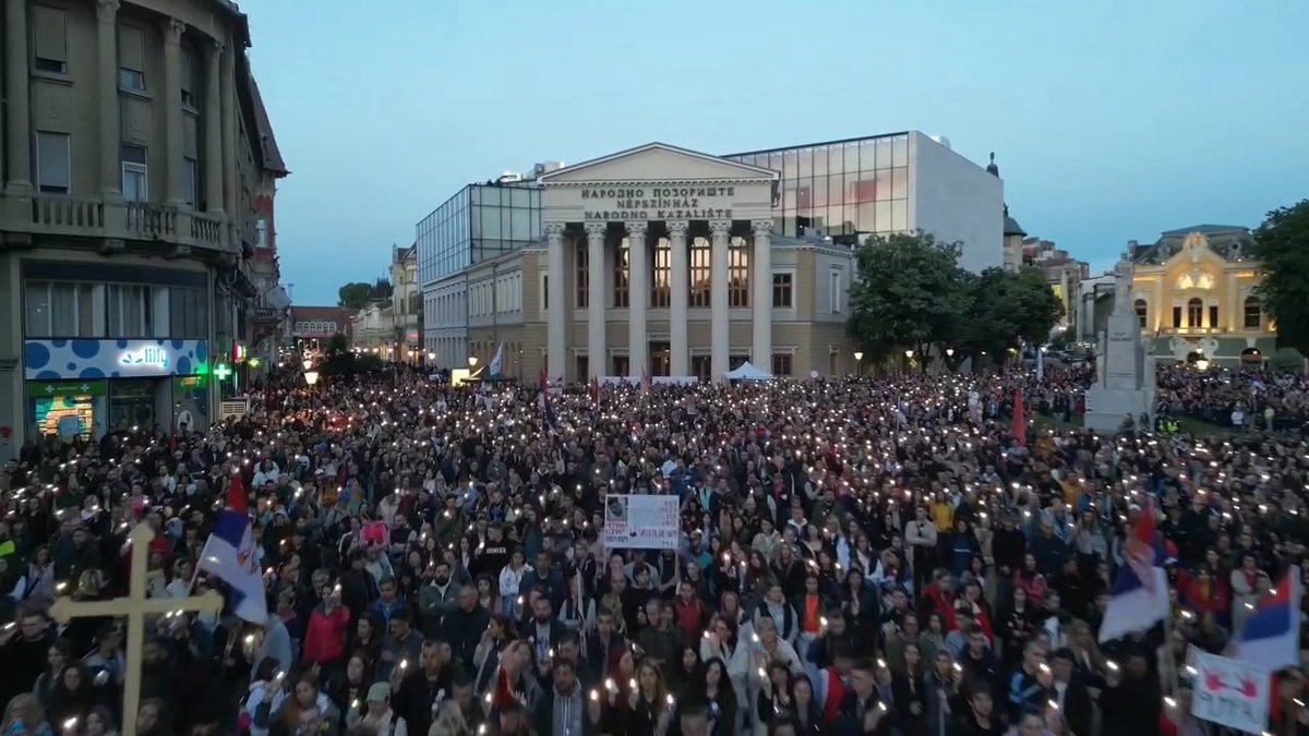 Na protestu pod nazivom "Sever zove", koji su studenti u blokadi organizovali 17. maja u Subotici, u vreme komemorativne tišine bilo je prisutno oko 8.500 učesnika.