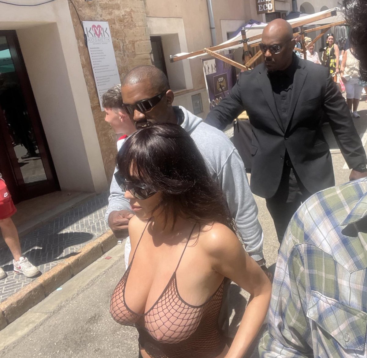 dlcohenwrites's tweet photo. Bianca Censori new outfit.

 in Mallorca, Spain today 🍦🇪🇸 #kanyewest #ye #biancacensori #yezzy  #Eurovision  #Eurovision2025 
✅👇
https://t.co/jKzlE5DhpK https://t.co/cBV3H9Cknu