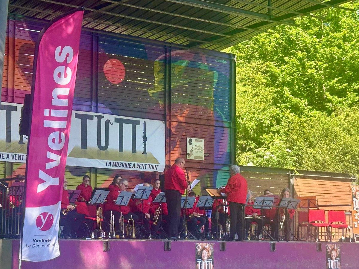 EPYvelines's tweet photo. 🎉 Festival Tutti : la musique pour tous ! 🎉

Nathalie Pereira, conseillère départementale était à #Mantes-la-Ville ce week-end pour assister à ce festival gratuit et familial qui mettait la #musique à l'honneur.

Un événement soutenu par @Les_Yvelines ! https://t.co/MRJwGw3IPu