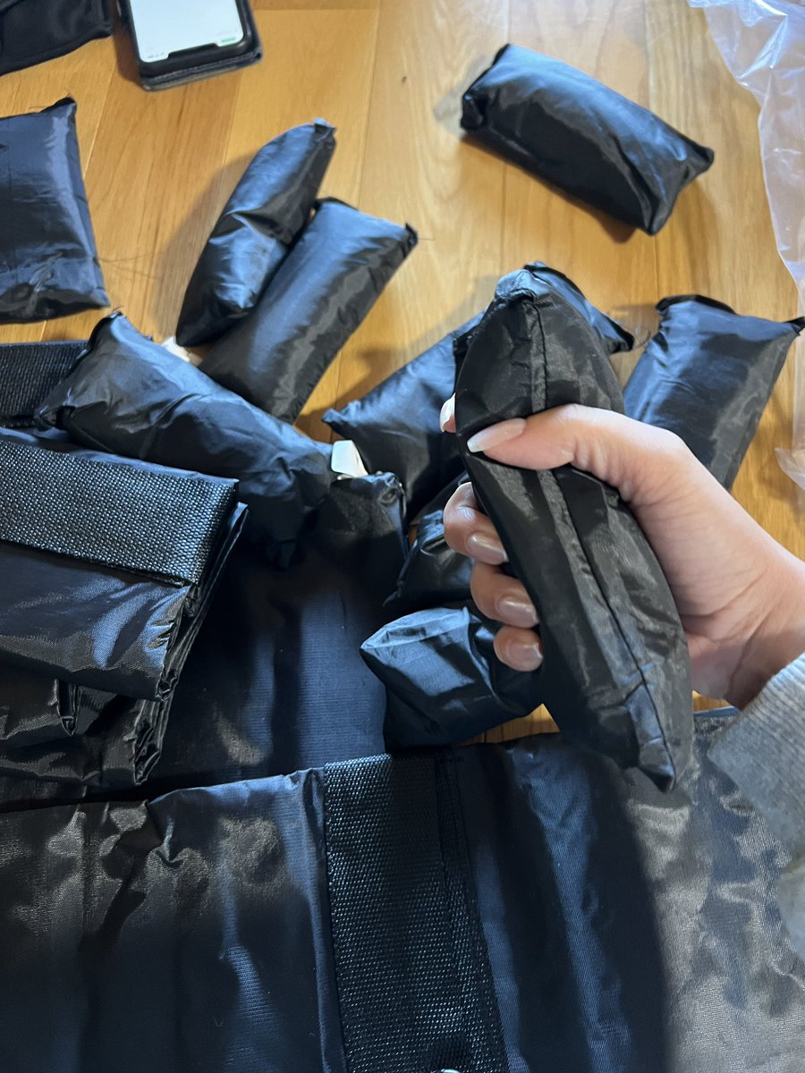 mc_ochibi's tweet photo. ところで家に大量のパワーリストが届きましてですね、80kgあるんですけどね、それを小袋になるまで分解してですね、サンドバッグを作っているんですけどね。
こんなものが現場で必要になるっていうね。
持ってきた郵便屋さん大変そうだったよ。
#突然の業者感 #MIC_llc #内職 #サンドバッグ https://t.co/z48EDKJi62
